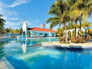 Swimming pool and palms in Hotel Iberostar Playa Alameda