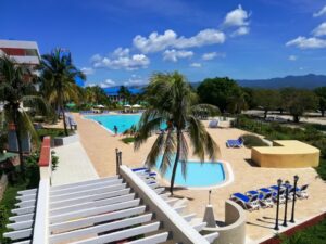 Swimming pools and palms near Hotel Club Amigo Ancon